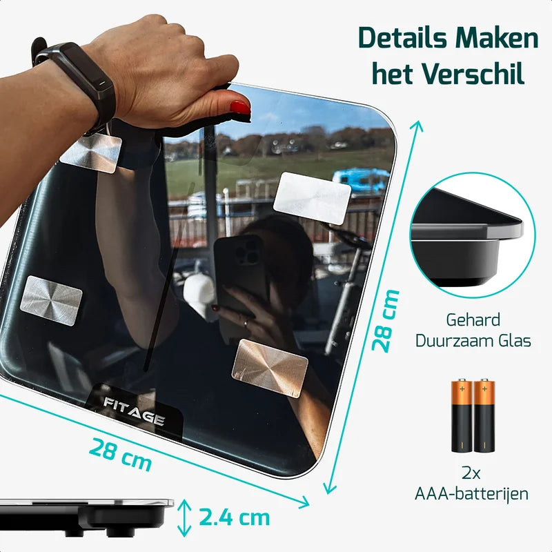 Een moderne personenweegschaal met een helder scherm, staat op een schone, witte tegelvloer in een badkamer.