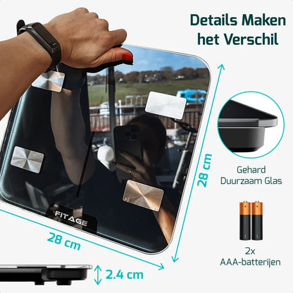 Een moderne personenweegschaal met een helder scherm, staat op een schone, witte tegelvloer in een badkamer.